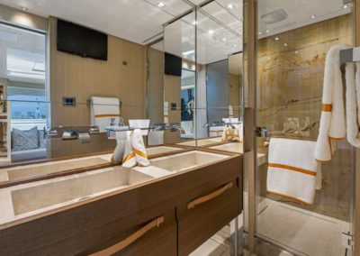 106 San Lorenzo yacht master bathroom