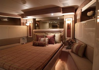 102 Azimut yacht guest stateroom