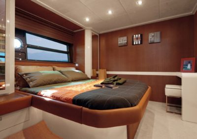 58 Azimut yacht master cabin