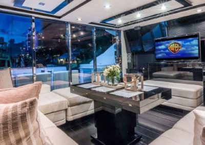 74 Sunseeker yacht salon TV