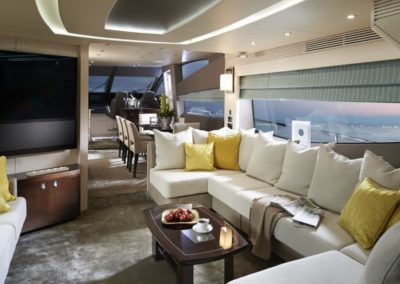 75 Sunseeker yacht salon TV