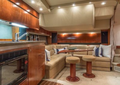 42 Cruisers yacht salon seating
