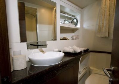 78 Numarine yacht master bathroom