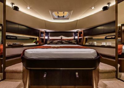 65 Searay yacht VIP cabin