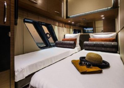 65 Searay yacht twin beds cabin