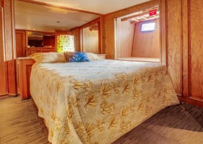 91 Striker party yacht stateroom