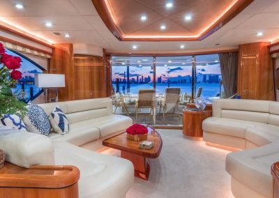 82 Sunseeker yacht salon seating