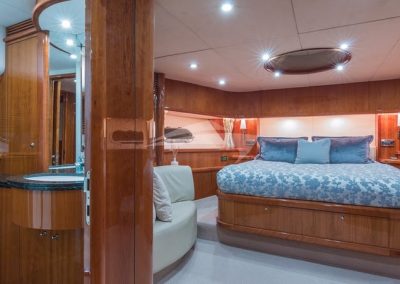 82 Sunseeker yacht guest berth